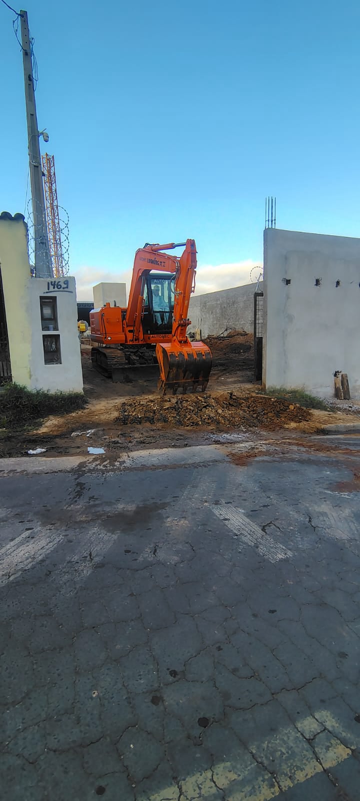 empresa de terraplenagem, limpeza de terrenos, perfuração de brocas, baldrames, demolição